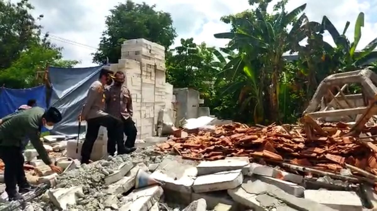 Kapolres Mojokerto Kota AKBP Rofiq Ripto Himawan saat meninjau masjid ambruk (Foto: Achmad Supriyadi)