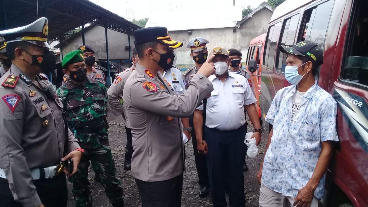 Kapolres Probolinggo, AKBP Teuku Arsya Khadafi saat meninjau Terminal Jorongan. (Foto: Mahfud Hidayatullah/jatimnow.com)
