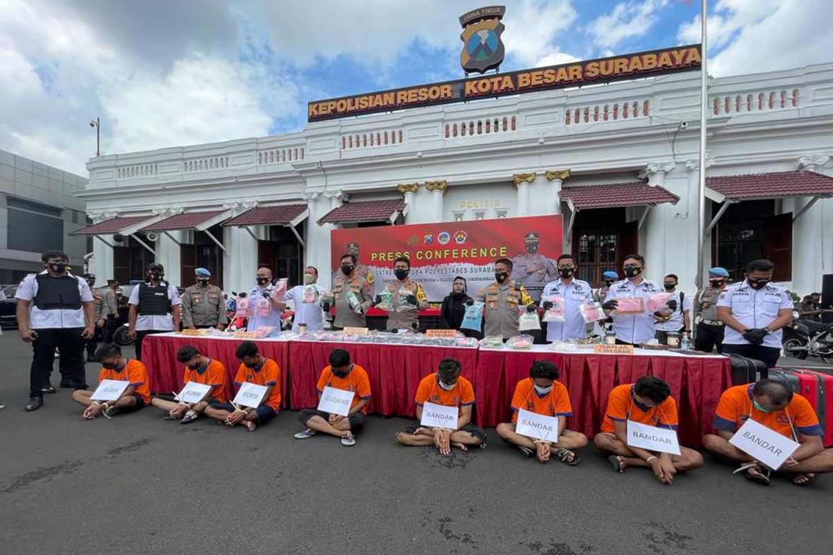 Barang bukti narkoba dan delapan tersangka dibeber di Mapolrestabes Surabaya (Foto: Farizal Tito/jatimnow.com)