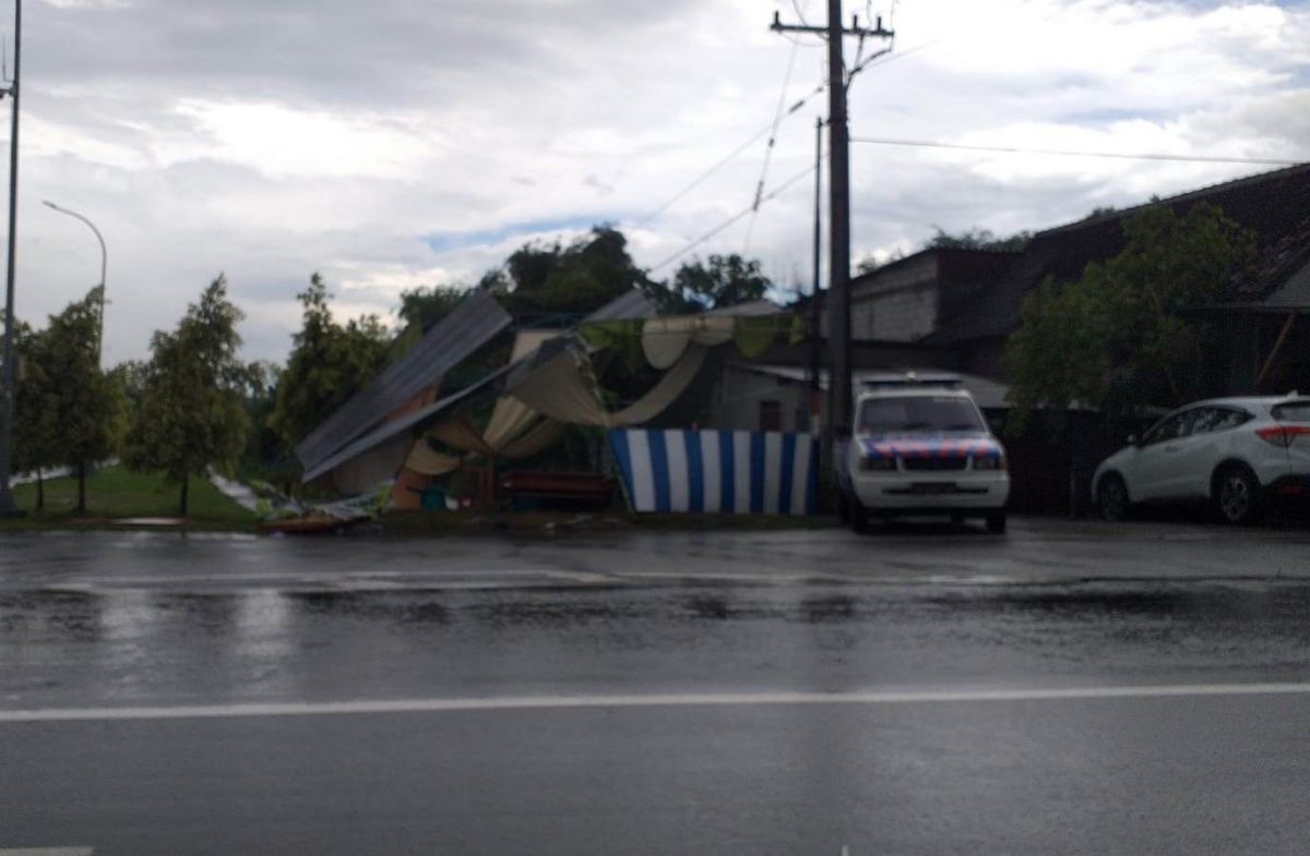 Pos Pantau Polres Pasuruan Roboh Diterjang Hujan Angin