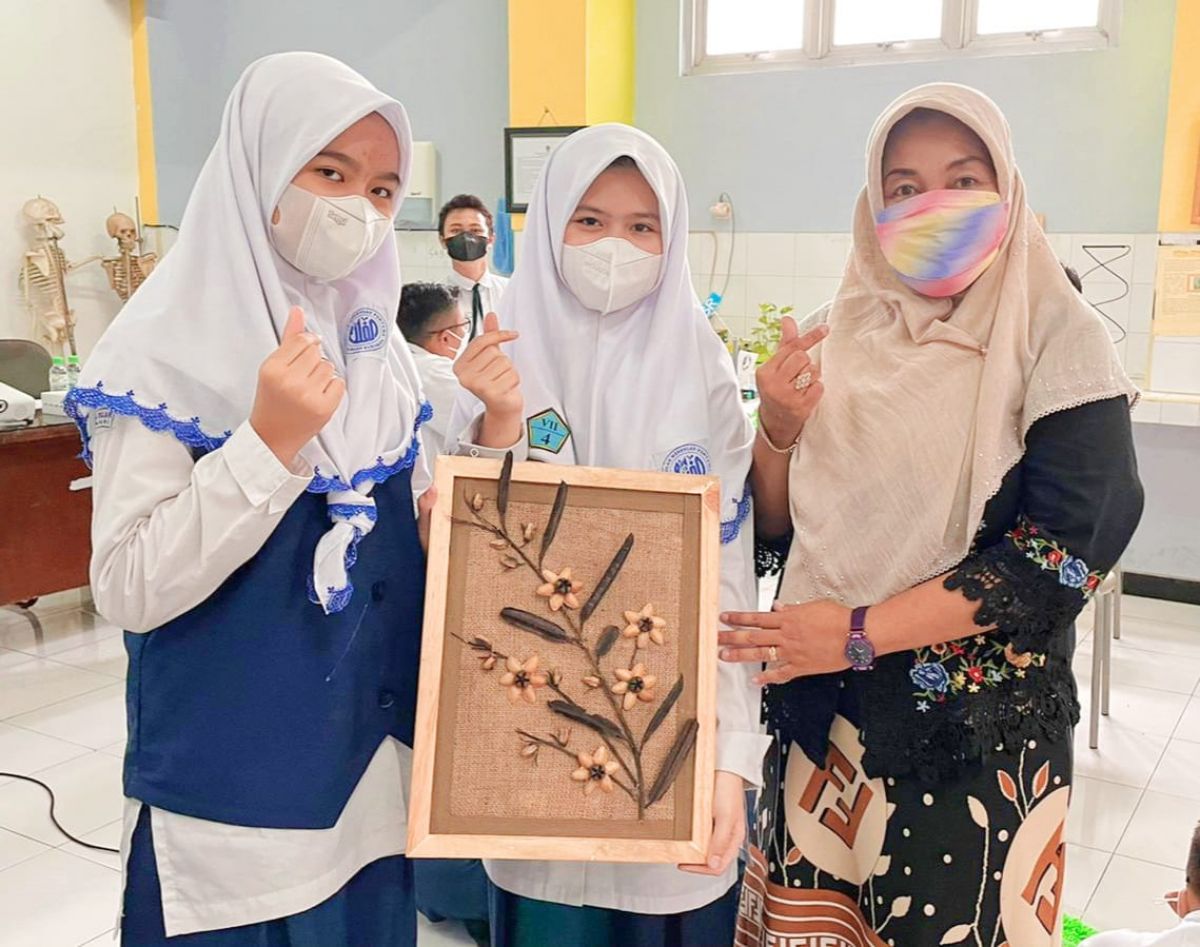 Peserta kelas Preneur Day di SMP Al Falah Deltasari Sidoarjo menunjukkan hasil karyanya. (Foto: SMP Al Falah Deltasari for jatimnow.com)
