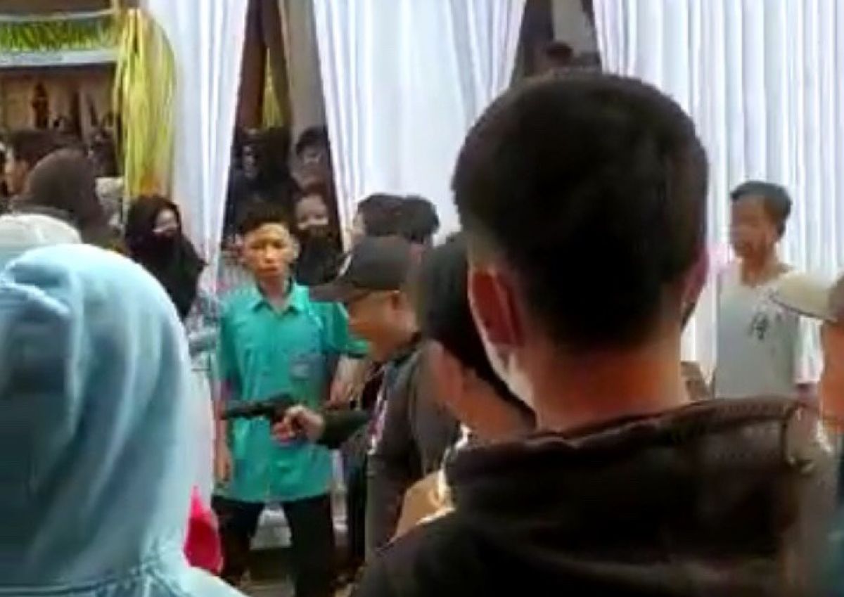 Pria todongkan pistol di Banyuwangi, diburu polisi. (Foto: Tangkapan layar/jatimnow.com)