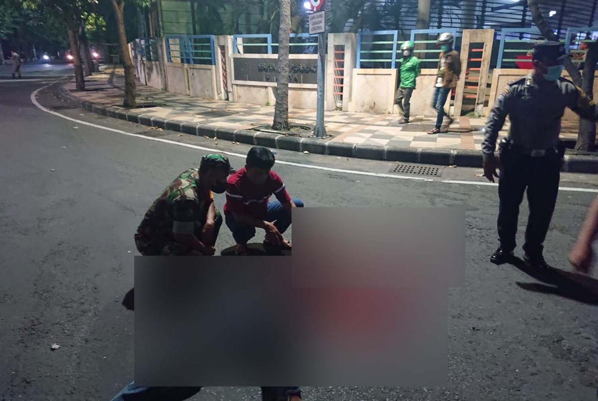 Proses evakuasi pria yang dibacok di Surabaya