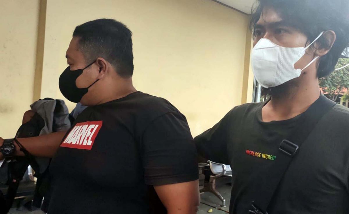 Pria yang todongkan pistol jenis airgun (kiri) saat diamankan di Mapolresta Banyuwangi (Foto: Rony Subhan/jatimnow.com)