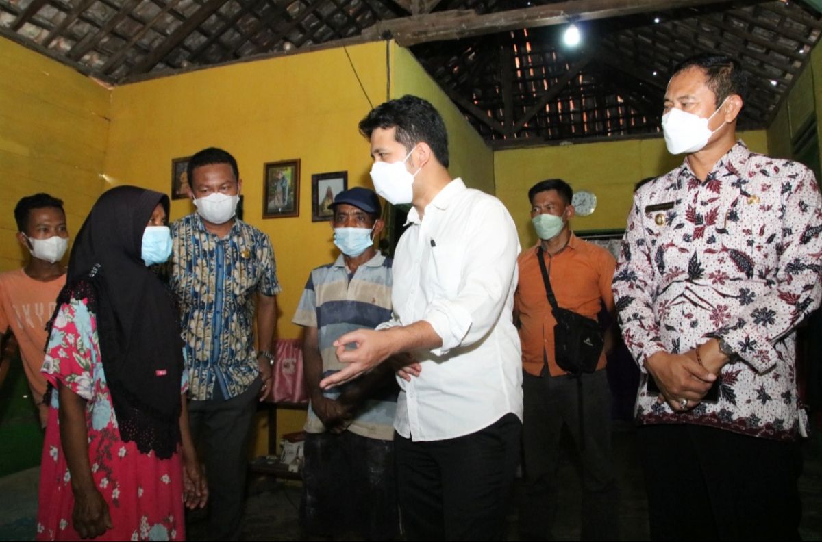 Wagub Jatim Emil Elestianto Dardak saat sidak program rumah tidak layak huni di Lamongan (Foto: Humas Pemkab Lamongan)