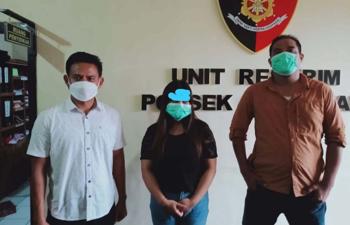 Perempuan yang mengendalikan bisnis prostitusi online di Banyuwangi diamankan (Foto: Rony Subhan/jatimnow.com)