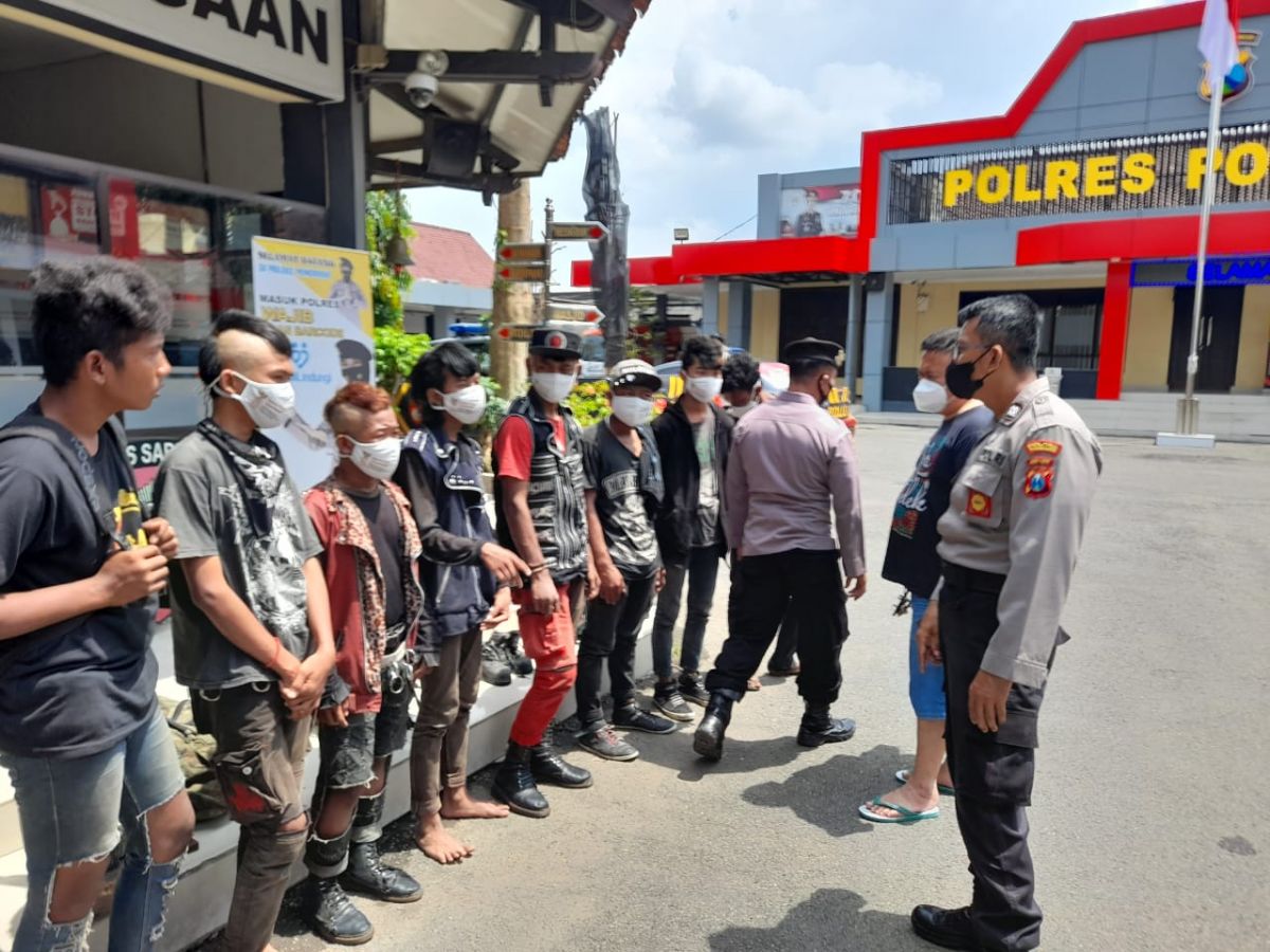 Sepuluh anak punk terjaring razia Polres Ponorogo. (Foto: Polres Ponorogo/jatimnow.com)