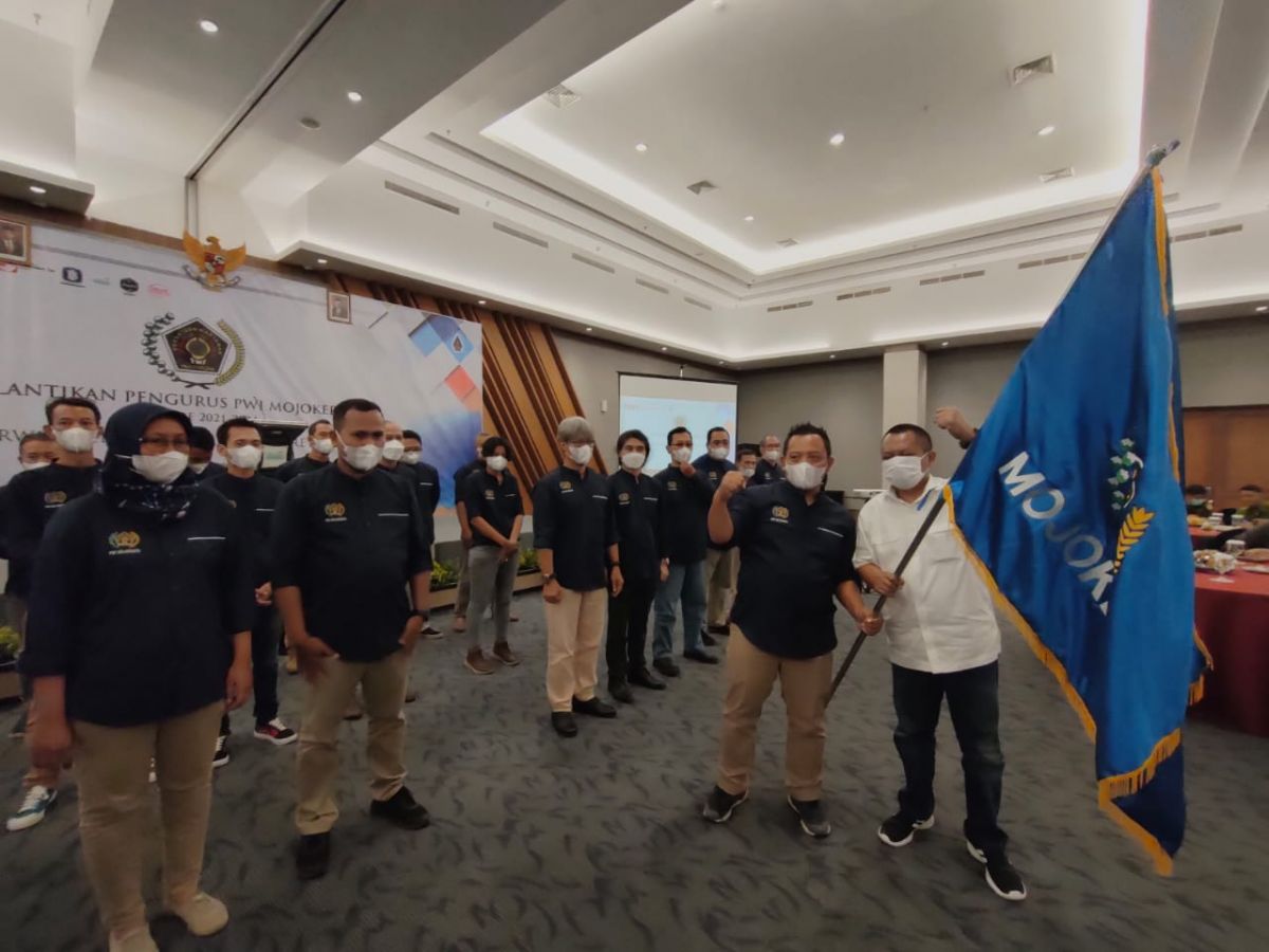 Penyerahan pataka dari Ketua PWI Jatim Lutfil Hakim kepada Ketua PWI Mojokerto. (Foto: Achmad Supriyadi/jatimnow.com)