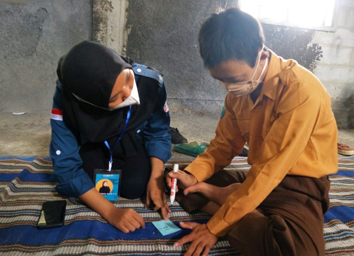 Mahasiswi Unesa menjadi relawan disabilitas