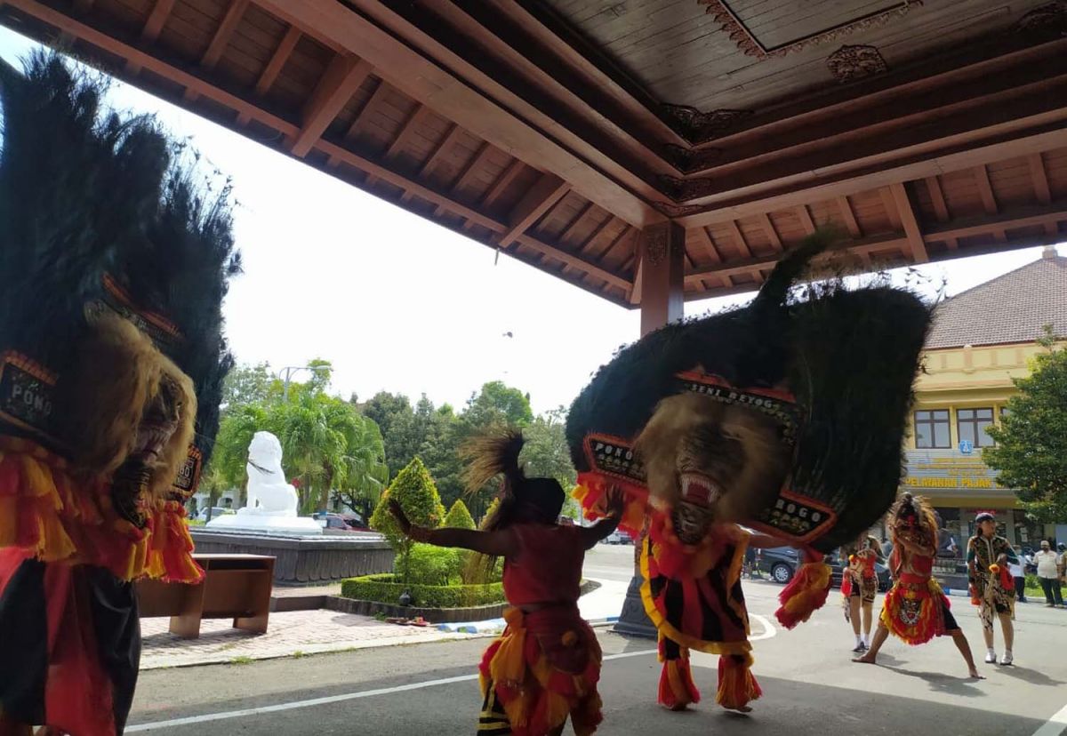 Pertunjukan reog di depan Pendopo Ponorogo (Foto: Mita Kusuma/jatimnow.com)