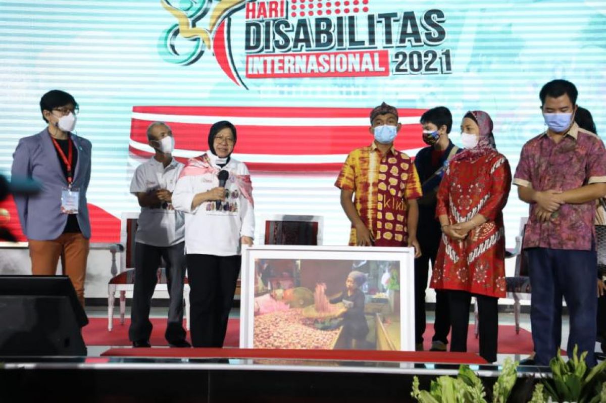 Menteri Sosial Tri Rismaharini (kedua dari kiri) dalam acara peringatan Hari Disabilitas Internasional 2021 di kantor Kementerian Sosial, Jakarta, Rabu (1/12). (Foto: Humas Kemensos via Republika)