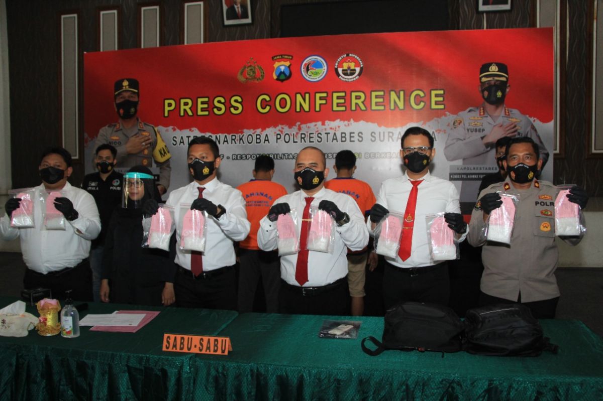 Satresnarkoba Polrestabes Surabaya menunjukkan dua kurir dan 1 kg sabu dalam selangkangan yang berhasil disita