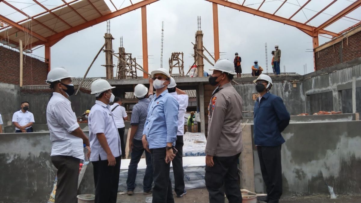 Satgas PEN Mabes Polri dan APIP melihat pekerjaan konstruksi di pasar tradisional Bayeman, Tongas, Probolinggo