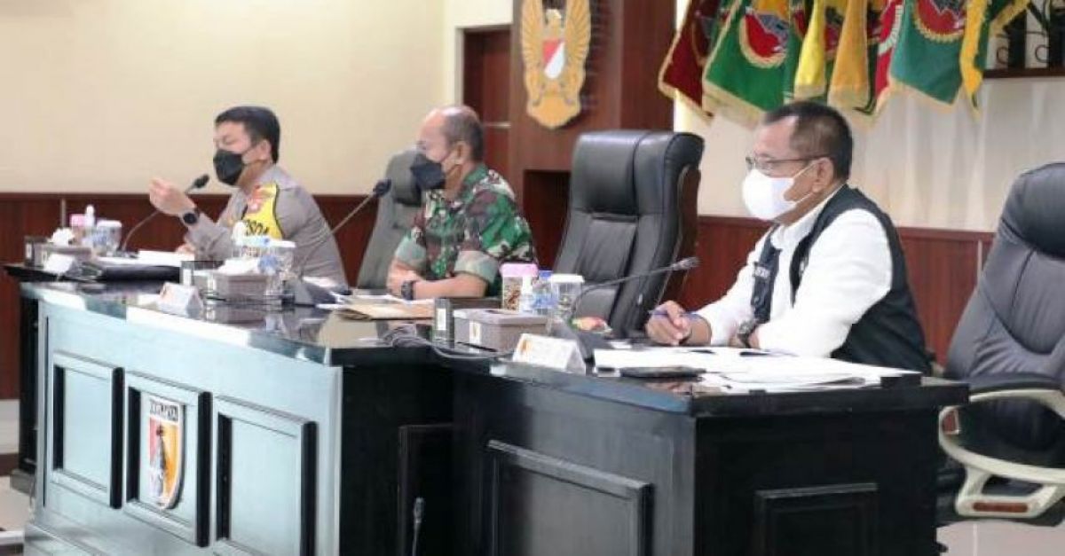 Pertemuan Forkopimda Jawa Timur membahas antisipasi kedatangan TKI agar tidak menyebarkan Omicron. (Foto: Dok. Humas Pemprov Jatim)