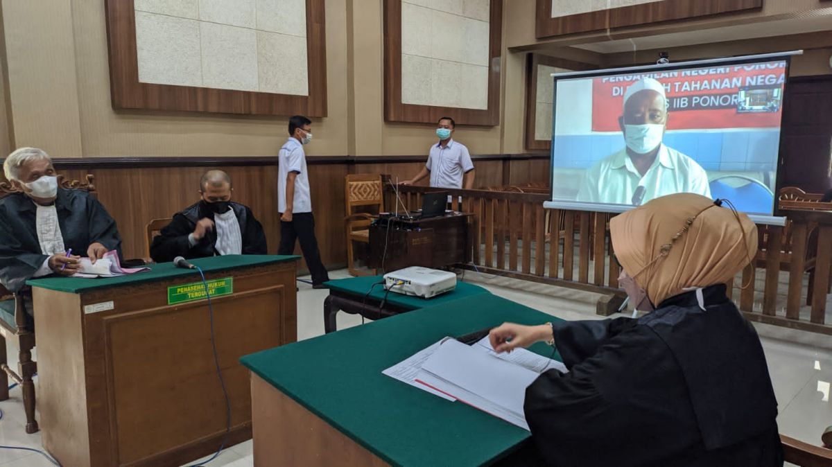 Majelis hakim menunda persidangan dugaan pencabulan di PN Ponorogo. (Foto: Mita Kusuma/jatimnow.com)