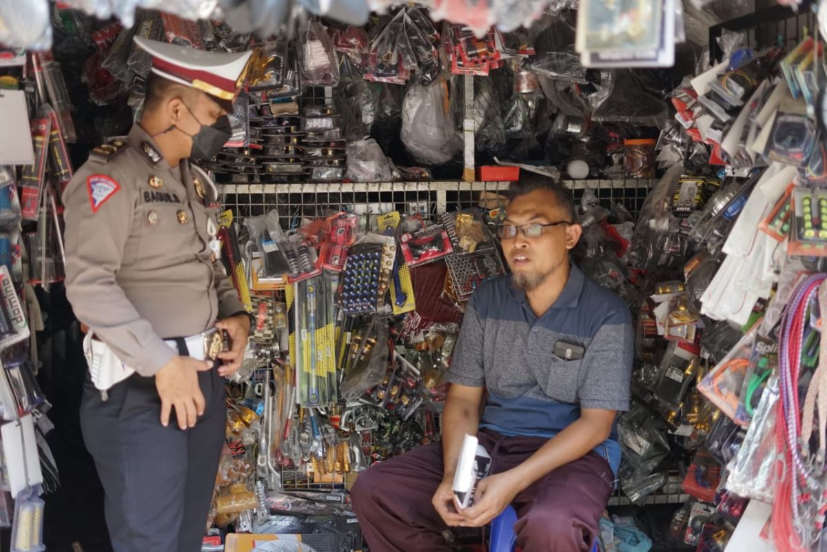 Satlantas Polres Ponorogo menyisir penjual asesoris kendaraan bermotor dan bengkel yang menjual knalpot brong. (Foto: Mita Kusuma/jatimnow.com)