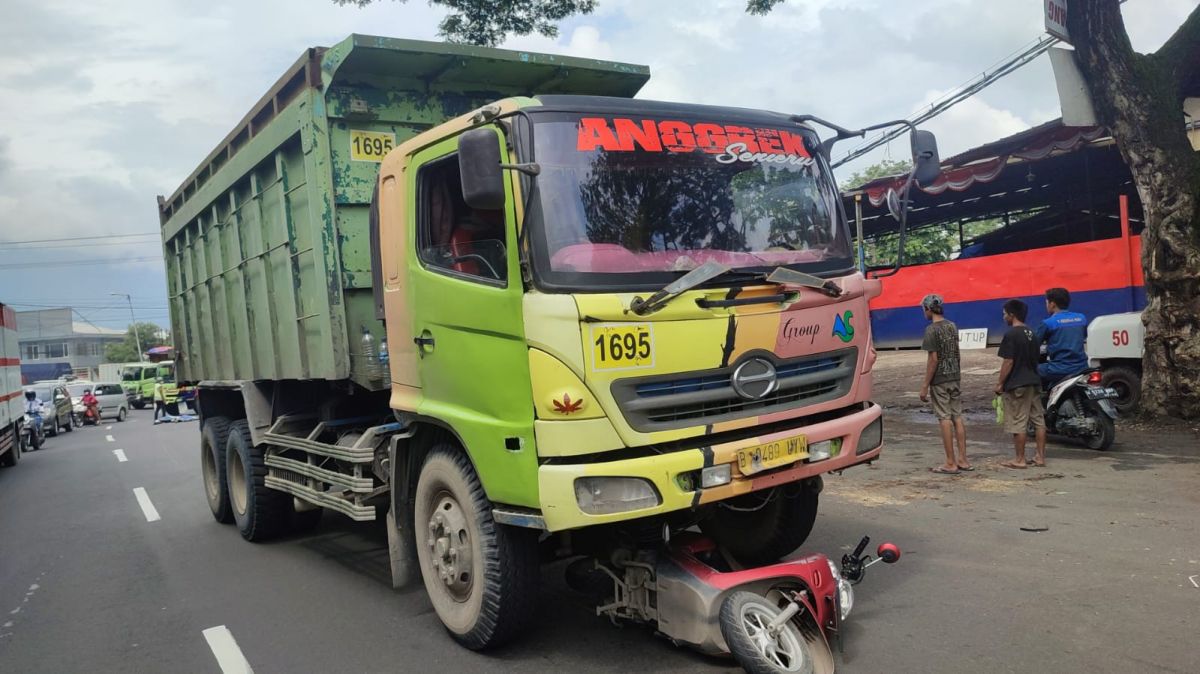 Dua siswi meninggal di TKP kecelakaan Bundaran Apollo, Pasuruan. (Foto: Polres Pasuruan/jatimnow.com)