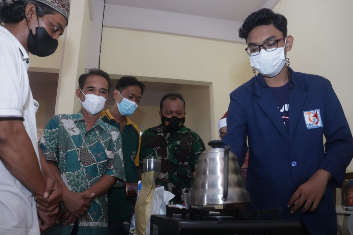 Anggota IPM SMAMX Berikan pelatihan kepada para pelaku UMKM (Foto: Fahrizal Tito/jatimnow.com)