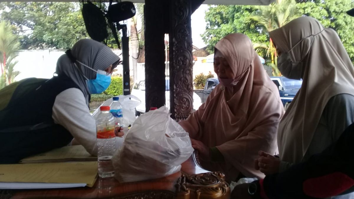 Foto: Warga Lumajang Kumpulkan Bantuan untuk Korban Erupsi Semeru