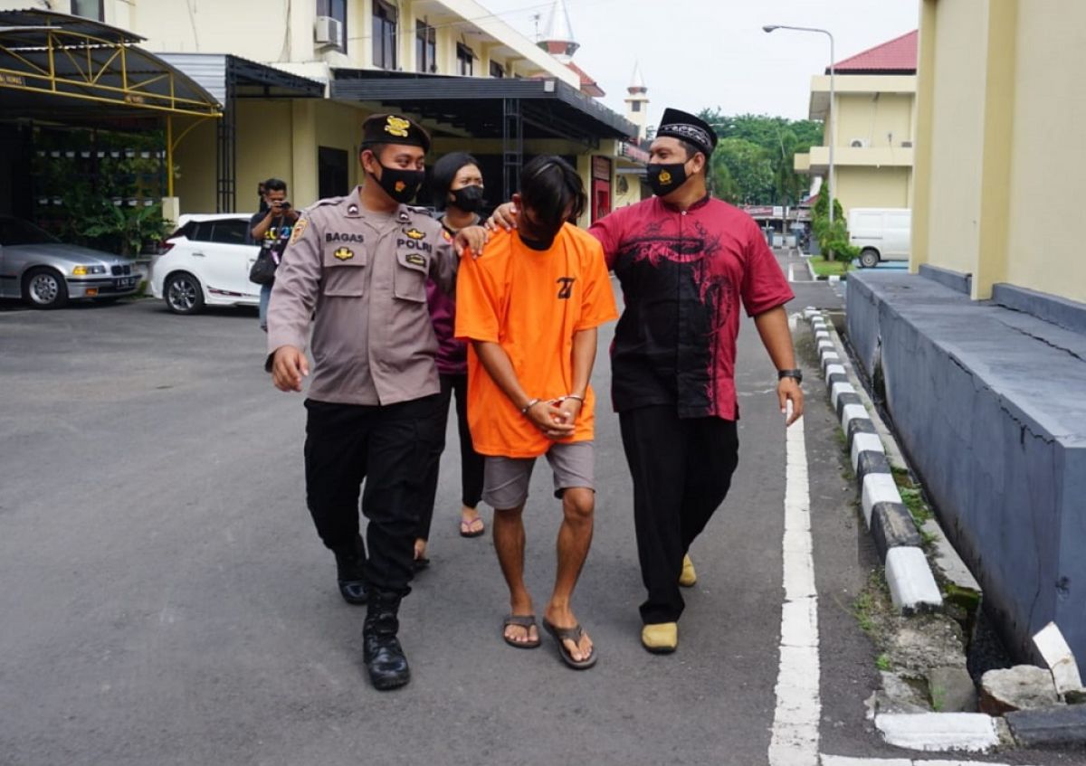 Pelaku saat dikeler di Mapolres Mojokerto (Foto: Satreskrim Polres Mojokerto/jatimnow.com)