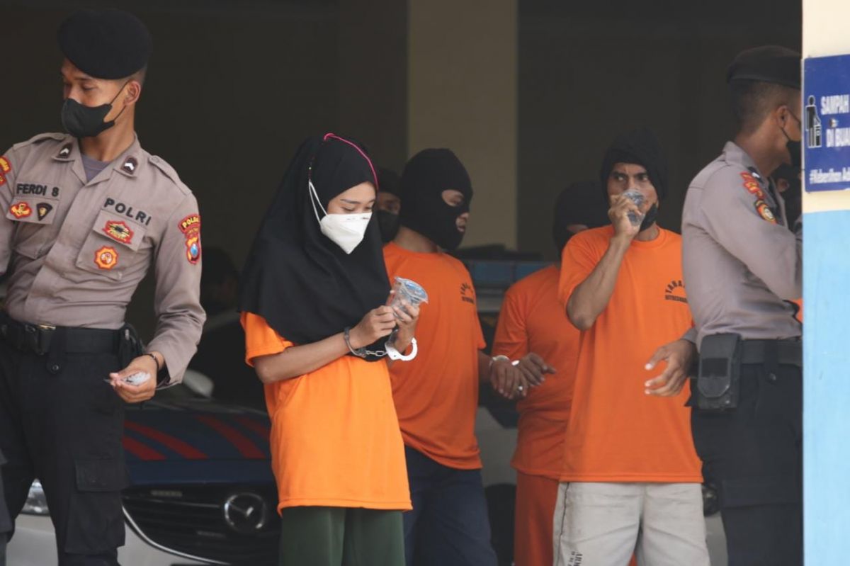 Tersangka Sri Komariah, tersangka 1 kilogram sabu yang diamankan Polda Jatim. (Foto: Zain Ahmad/jatimnow.com)