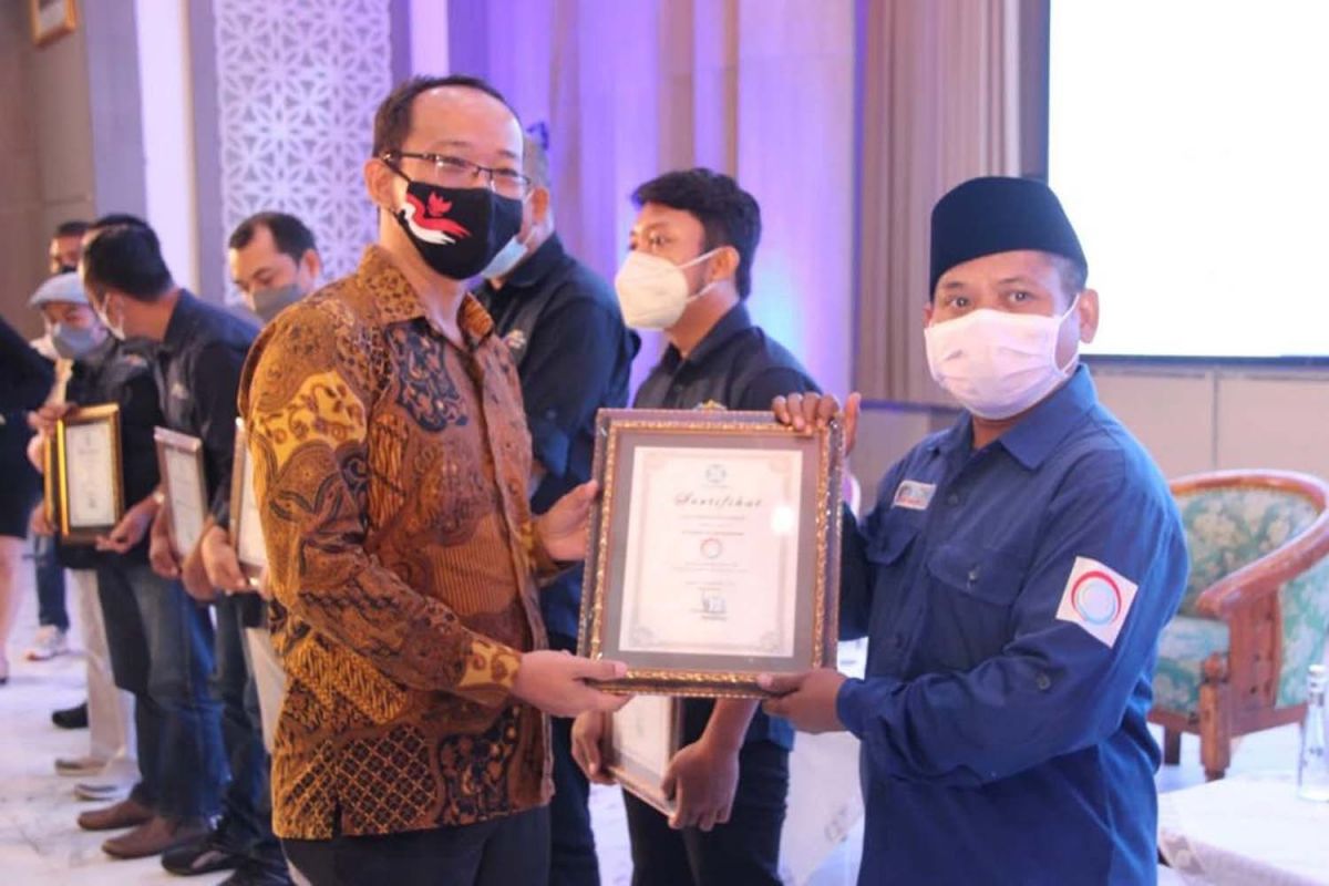 Sertifikat verifikasi Dewan Pers diserahkan oleh Ketua Komisi Hubungan antar Lembaga dan Luar Negeri Dewan Pers, Dr Agus Sudibyo kepada Pemimpin Redaksi (Pemred) jatimnow.com Jajeli Rois di sela acara 'Stakeholders Meeting' yang diselenggarakan di Gedung