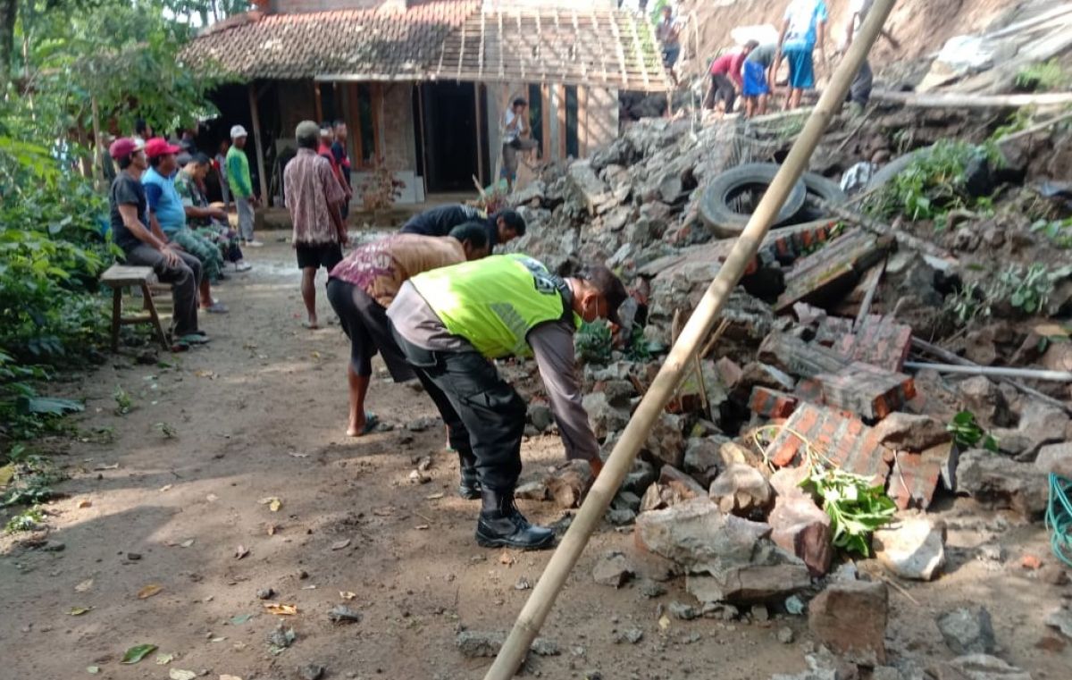 Dua rumah di Desa Munggu, Kecamatan Bungkal, Kabupaten Ponorogo terkena tanah longsor. (Foto: Polsek Bungkal/jatimnow.com)