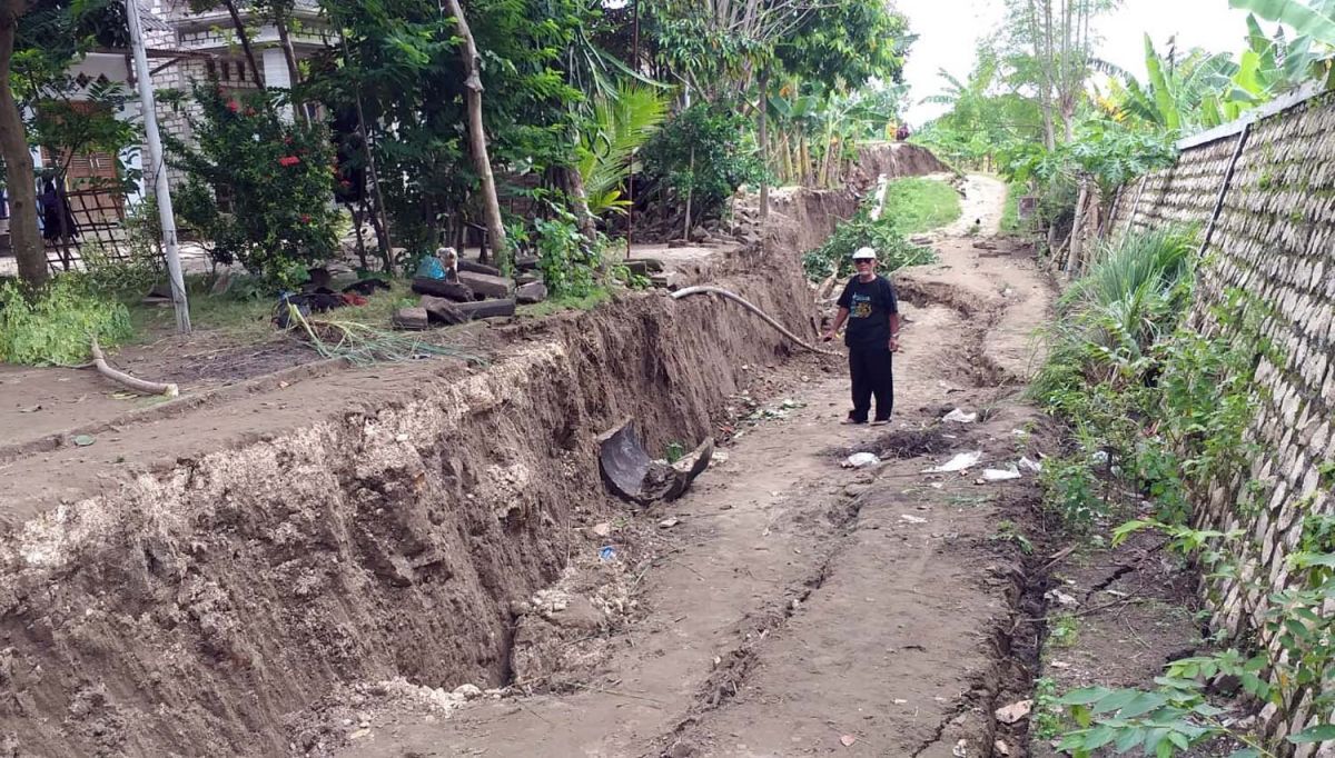 Tanggul di Desa/Kecamatan Kanor, Kabupaten Bojonegoro yang ambles