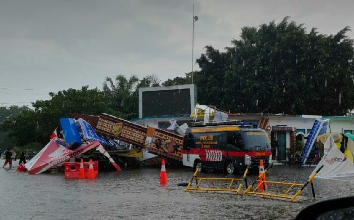 Tenda pos pelayanan Operasi Lilin Polres Pasuruan Kota yang roboh. (Foto: Moch. Rois/jatimnow.com)