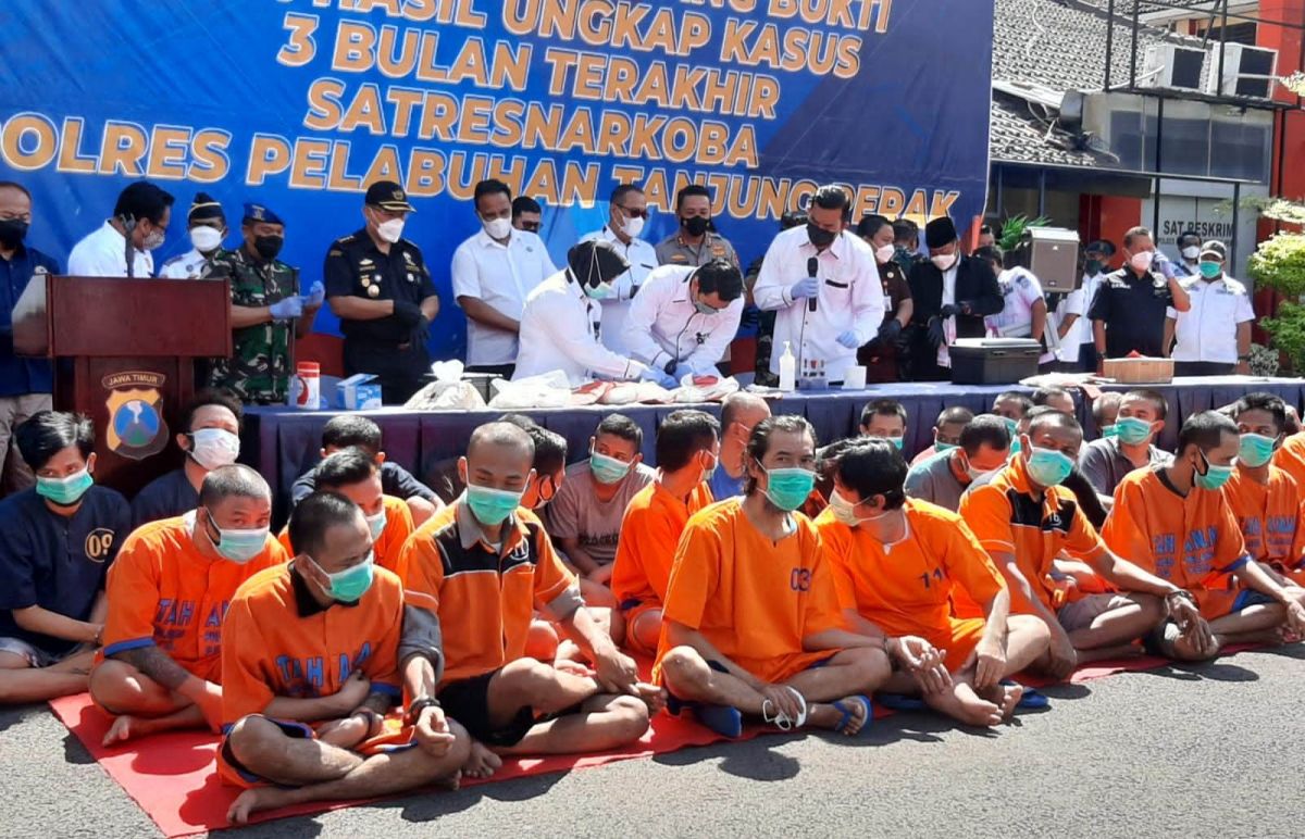 57 tersangka kasus narkoba di wilayah Polres Pelabuhan Tanjung Perak. (Foto: Zain Ahmad/jatimnow.com)
