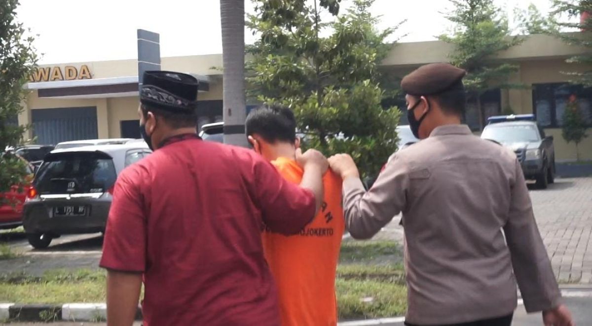 Tersangka Deni Arianto saat dikeler di Mapolres Mojokerto (Foto: Satreskrim Polres Mojokerto/jatimnow.com)