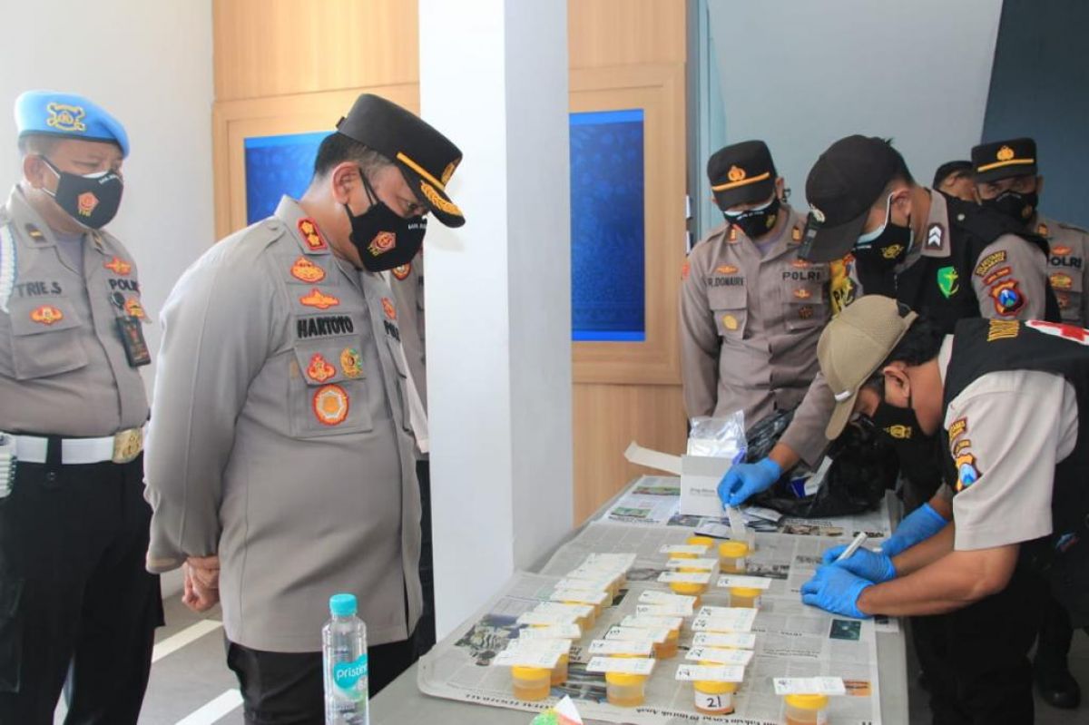 Puluhan Pejabat Utama Polrestabes Surabaya Jalani Tes Urine