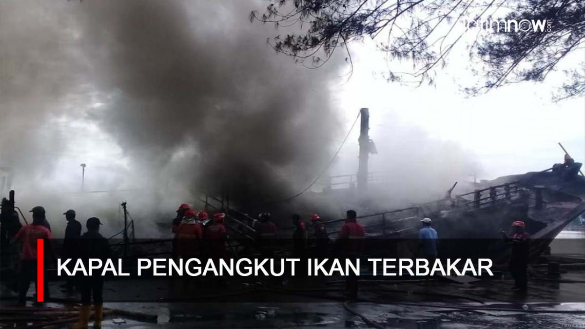 Video: Kapal Pengangkut Ikan Terbakar di Probolinggo