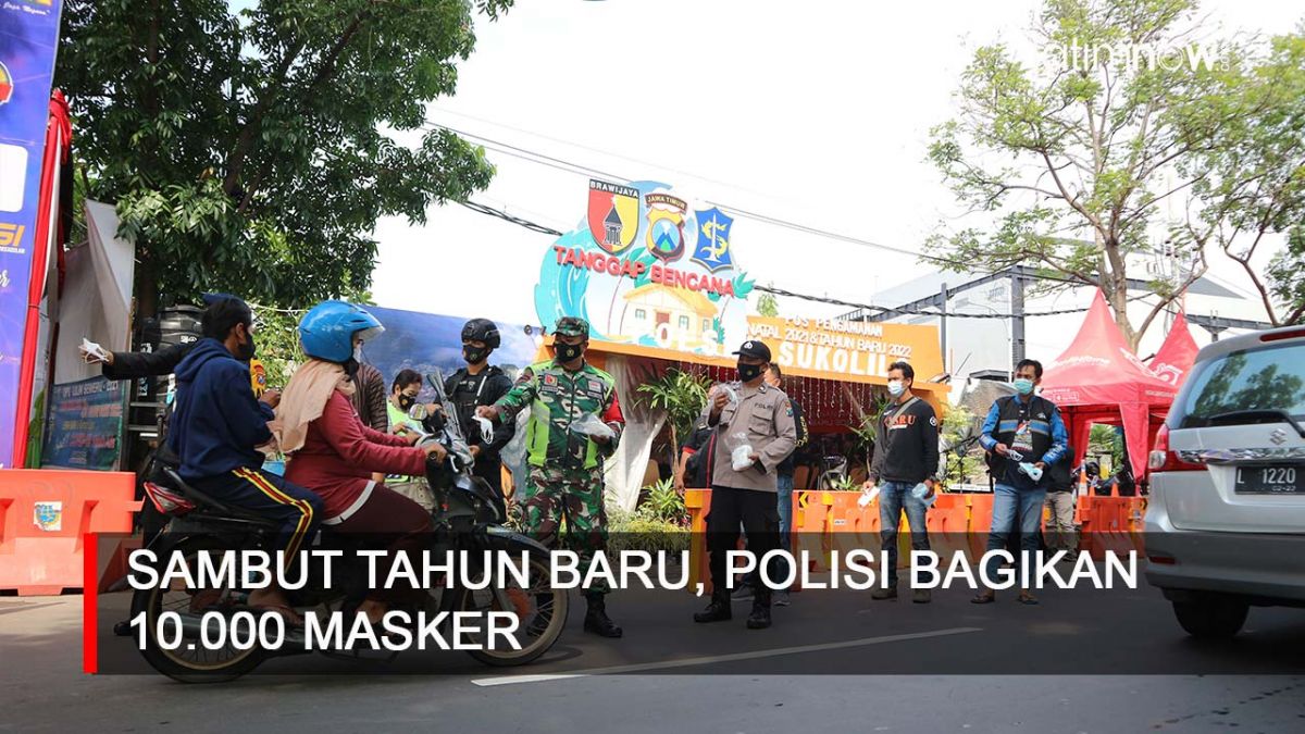 Video: Sambut Tahun Baru, Polisi di Surabaya Bagikan 10.000 Masker