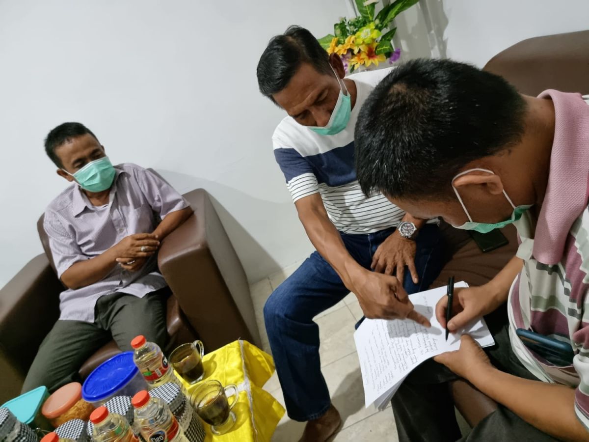 Perwakilan Ketua RW 01 dan RW 04 serta LPKM Kelurahan Lakarsantri saat membuat surat pernyataan terkait rencana pembangunan gereja tersebut pada Minggu (26/12) malam. (Foto: Fahrizal Tito/jatimnow.com)