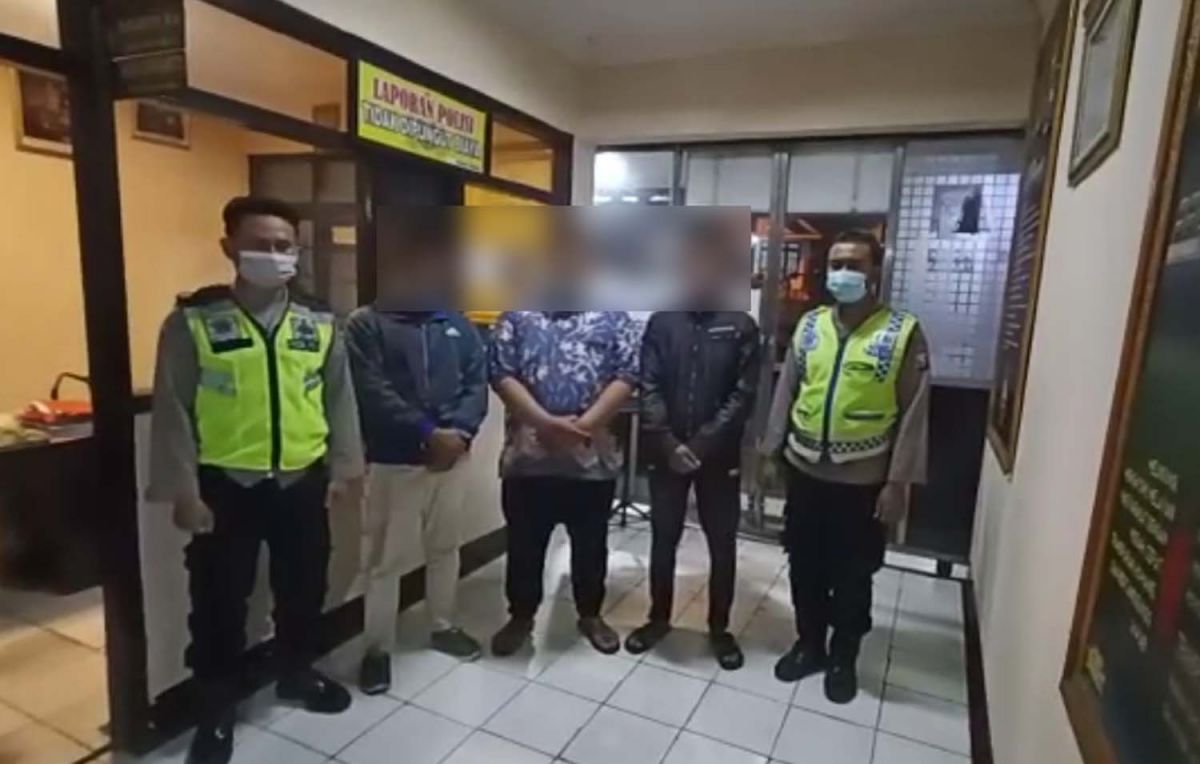 Tiga guru honorer penyebar foto hoaks saat diamankan di Polres Mojokerto (Foto: Satreskrim Polres Mojokerto)
