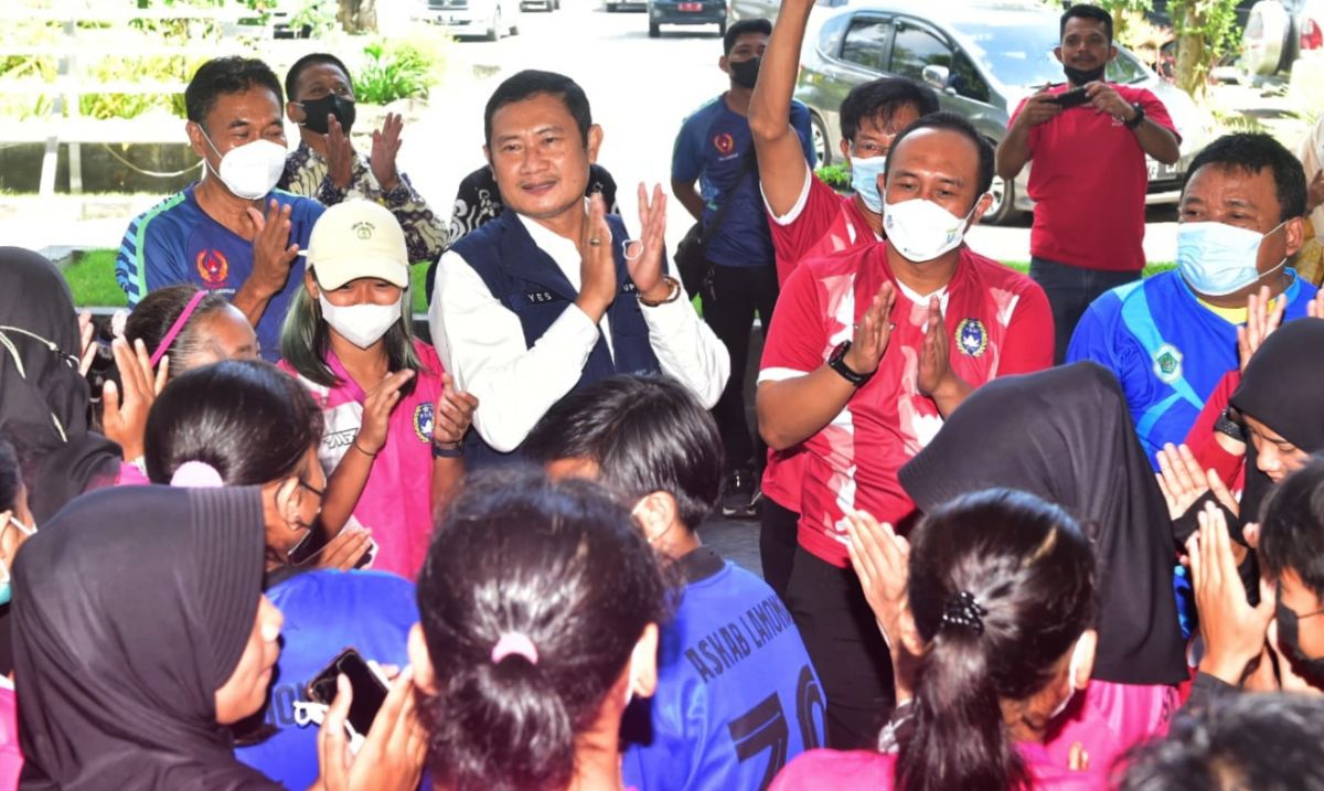 Tim sepak bola wanita Lamongan saat bertemu Bupati  Yuhronur Efendi.  (Foto: Humas Pemkab Lamongan for jatimnow.com)