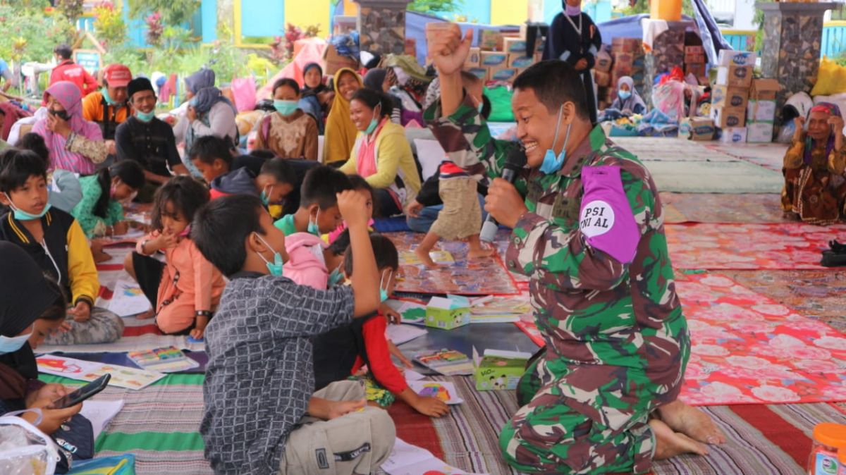 Petugas dari Kesatuan Dinas Psikologi Angkatan Laut menghibur anak-anak di pengungsian korban letusan Gunung Semeru. (Foto: Fajar Mujianto)