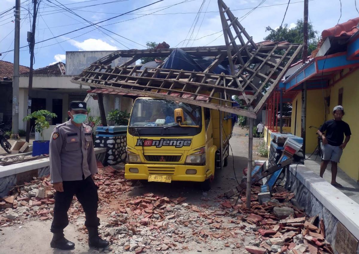 Truk tabrak gapura desa di Ponorogo