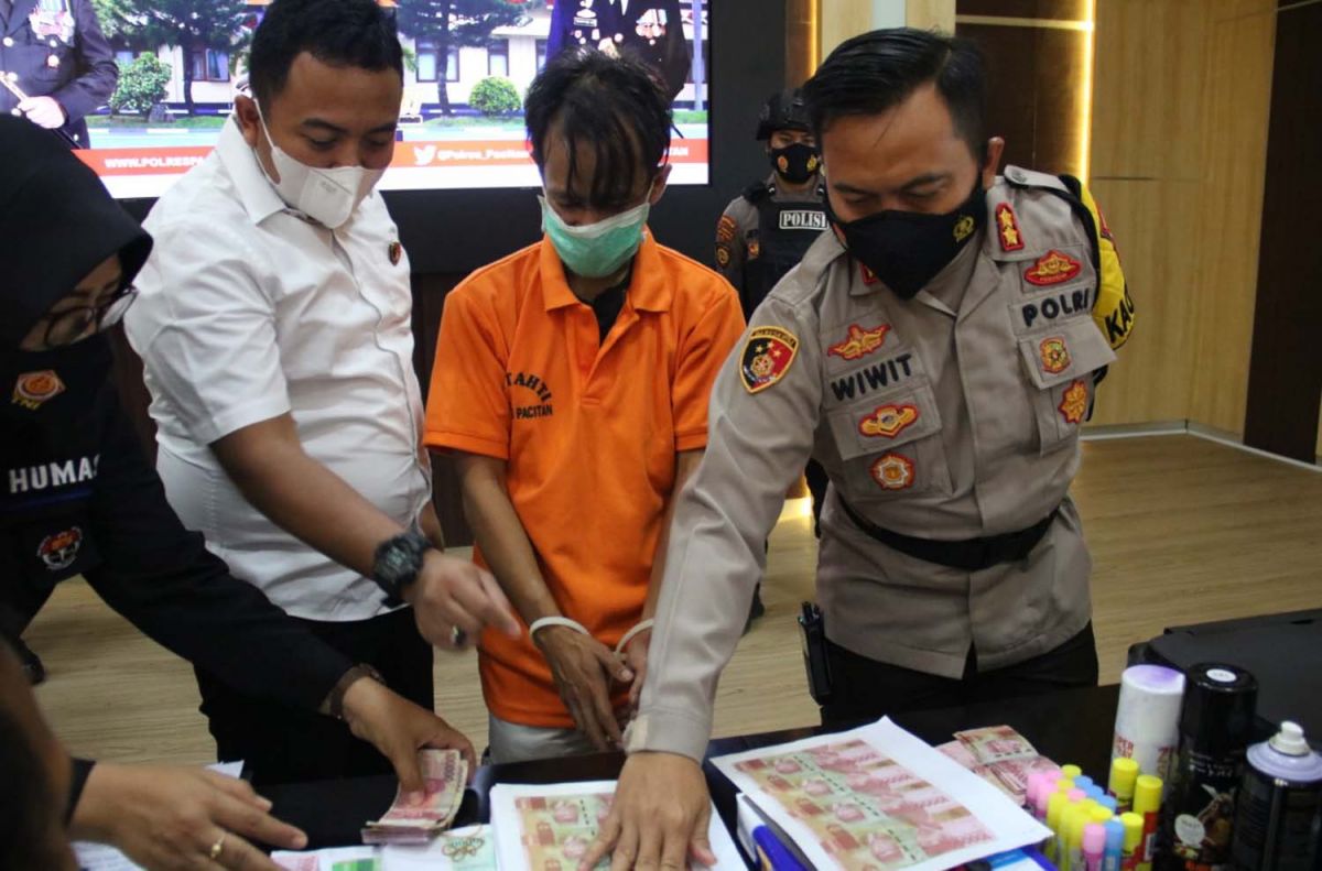 Polres Pacitan Gerebek Rumah Produksi Uang Palsu di Majalengka