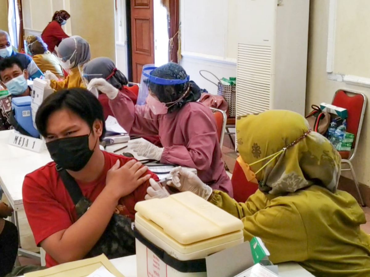 Pelaksanaan vaksinasi Covid-19 di Ponorogo untuk dewasa/umum (Foto: Mita Kusuma/jatimnow.com)