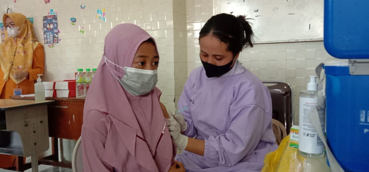 Siswi SD Muhammadiyah 18 Surabaya mengikuti vaksinasi Covid-19. (Foto: Humas SDM 18 Surabaya for jatimnow.com)