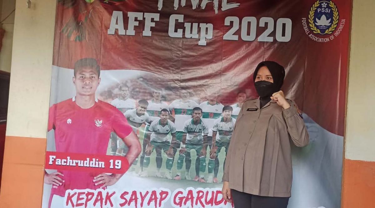 Veronita, berfoto di depan banner bergambar suaminya Fachruddin Wahyudi Aryanto (Foto: Mita Kusuma/jatimnow.com)