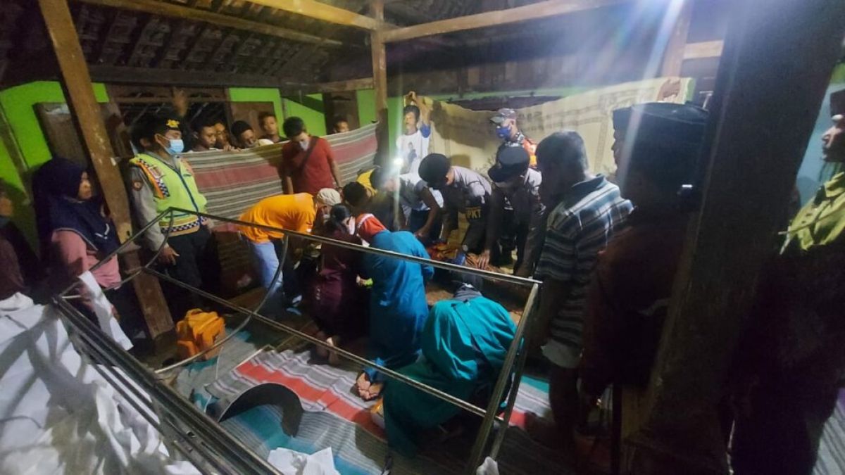 Tim Inafis Polres Magetan melakukan visum korban tersambar petir. (Foto: Polres Magetan/jatimnow.com)