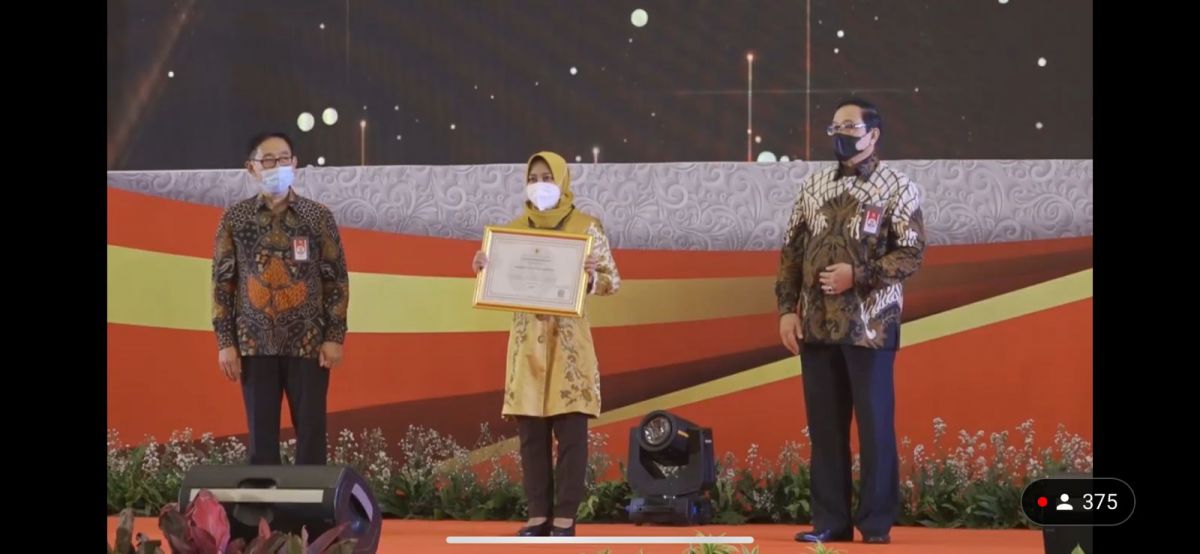 Wali Kota Mojokerto Ika Puspitasari (tengah) saat menerima anugerah Meritokrasi.