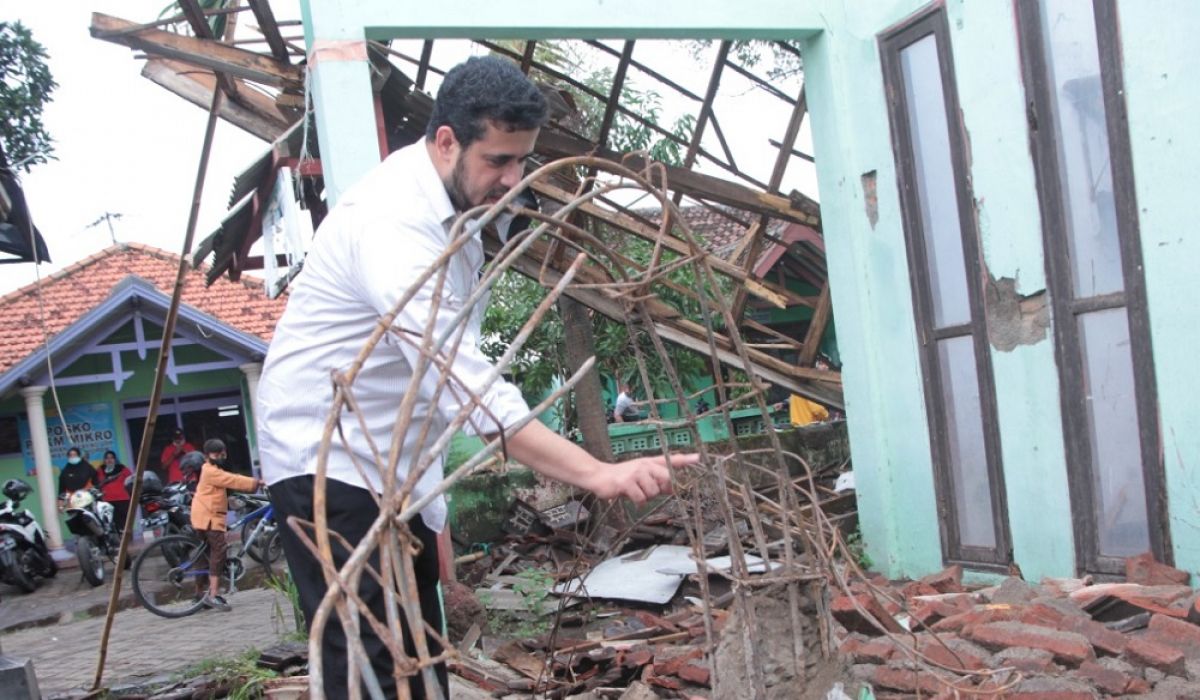Wali Kota Probolinggo Hadi Zainal Abidin saat sidak aula Kelurahan Jrebeng Lor Kecamatan Kedopok, Kota Probolinggo yang ambruk. (Foto:  Mahfud Hidayatullah)