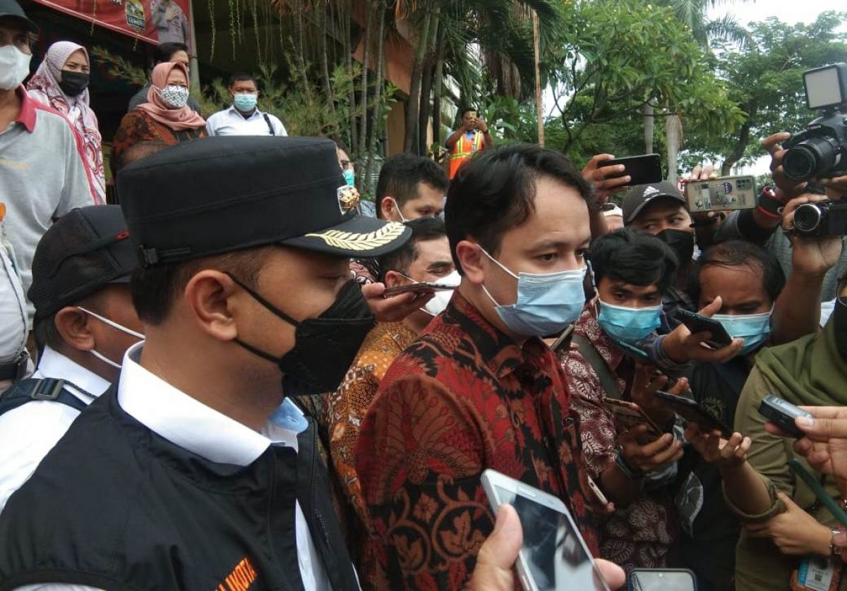 Wamendag Jerry Sambuaga dan Wali Kota Surabaya Ery Cahyadi usai sidak di Pasar Wonokromo. (Foto: Shella Shofiyannajah/jatimnow.com)