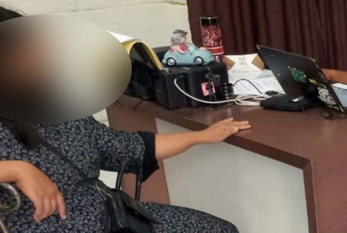 Wanita yang mengaku menjadi korban penipuan usai dikencani teman prianya saat melapor di SPKT Polsek Sukolilo, Surabaya (Foto: Polsek Sukolilo)
