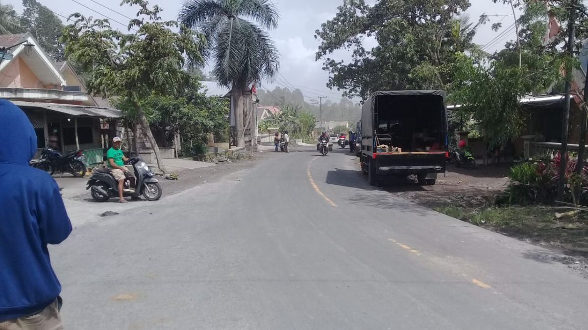 Tim mengevakuasi warga dua desa yang berada di wilayah zona merah. (Foto: Mahfud Hidayatullah/jatimnow.com)