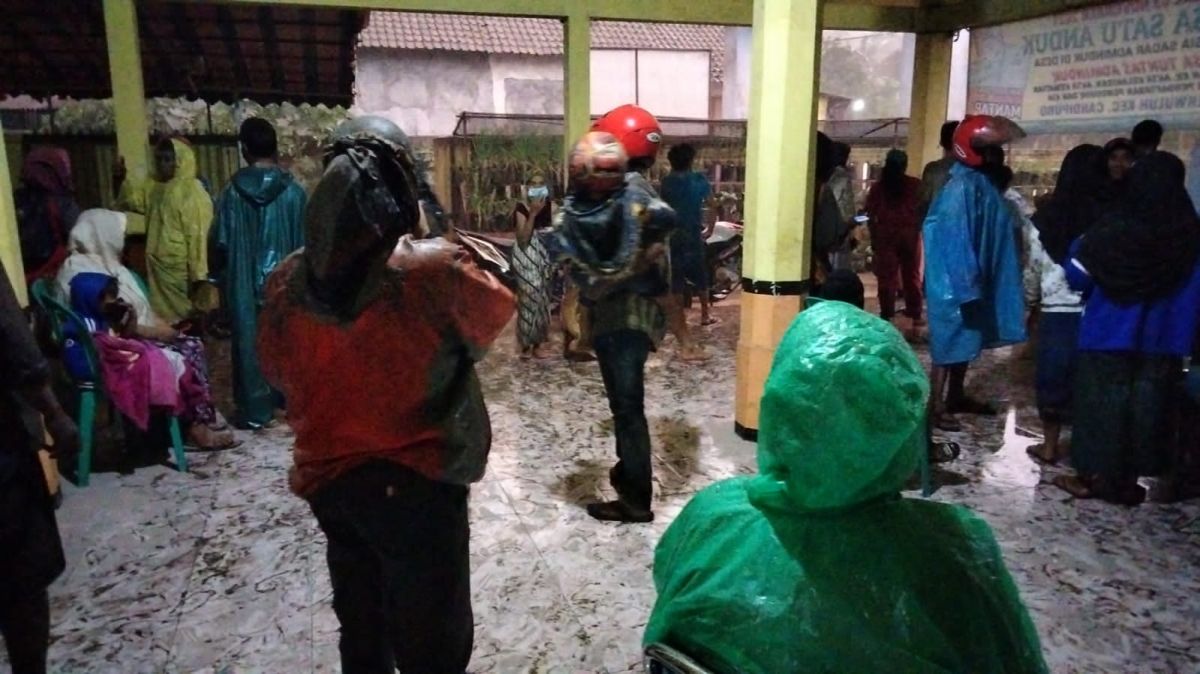 Semeru Erupsi, Ratusan Warga Desa Sumberwuluh Lumajang Mengungsi